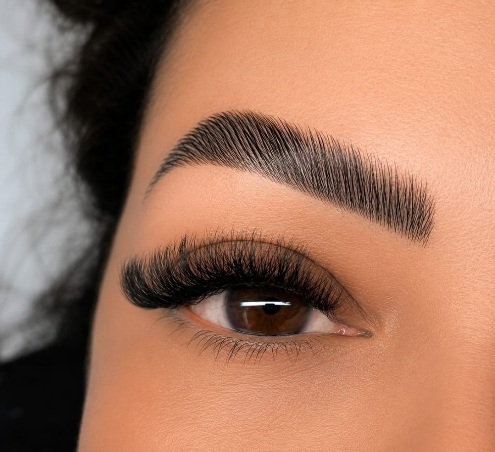 Resultado de extensão de cílios e design de sobrancelhas no KR Beauty Studio